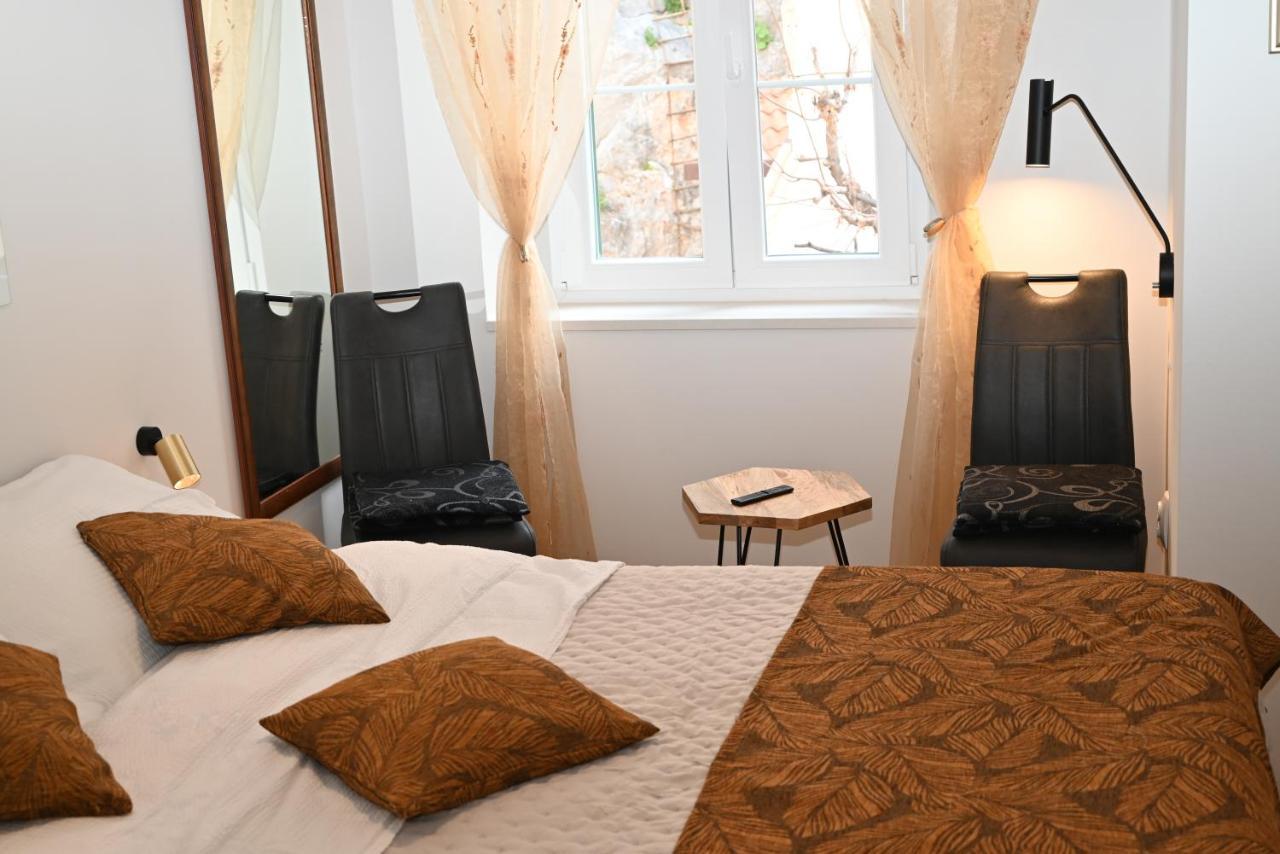 Old Town Apartment Omis Bagian luar foto