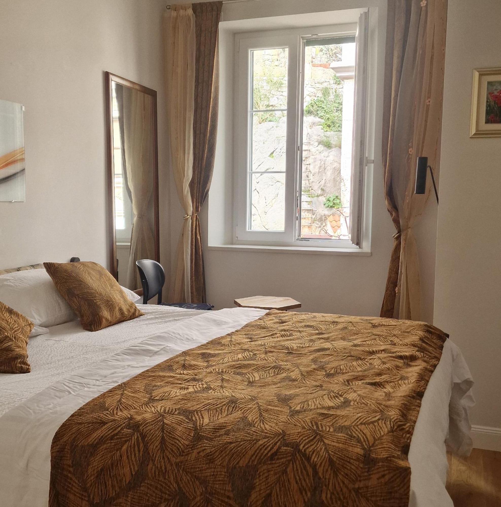 Old Town Apartment Omis Bagian luar foto