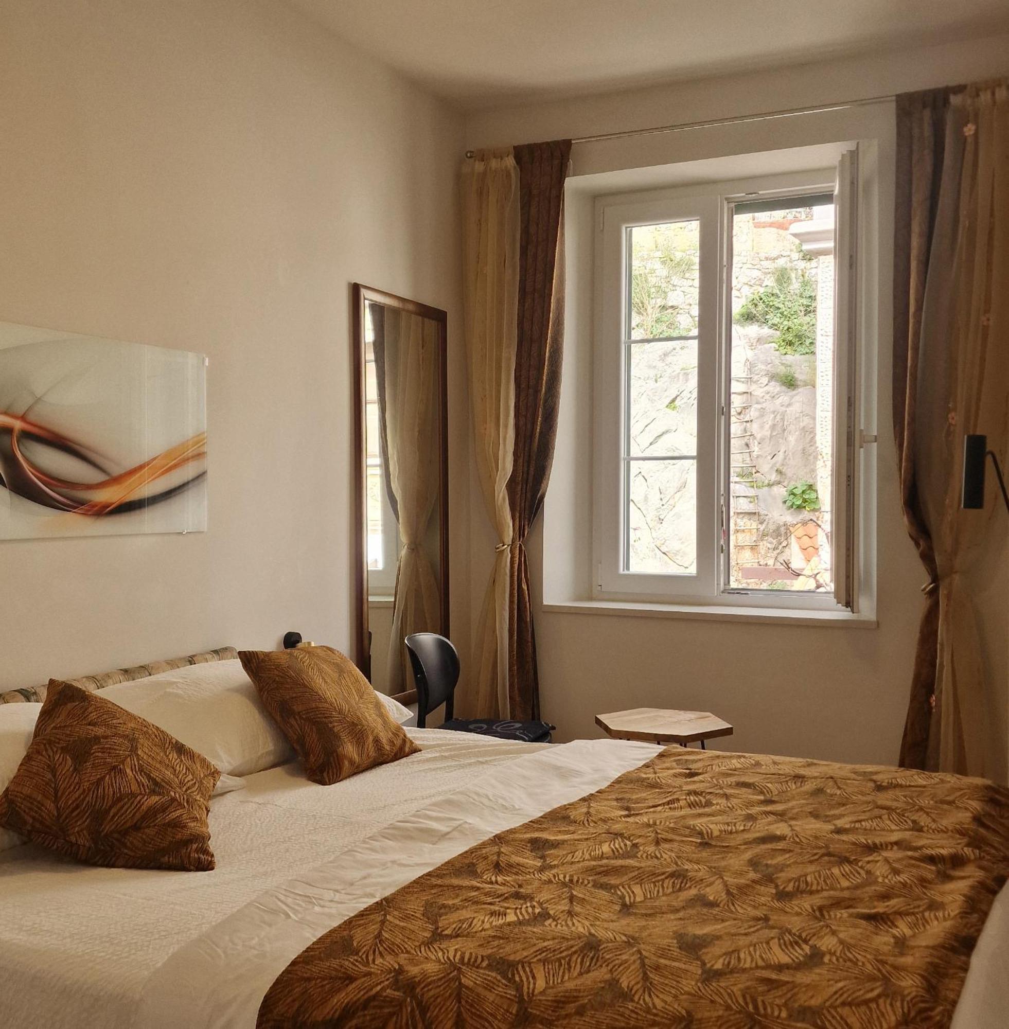 Old Town Apartment Omis Bagian luar foto